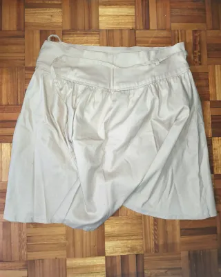 Falda beige con cinturón