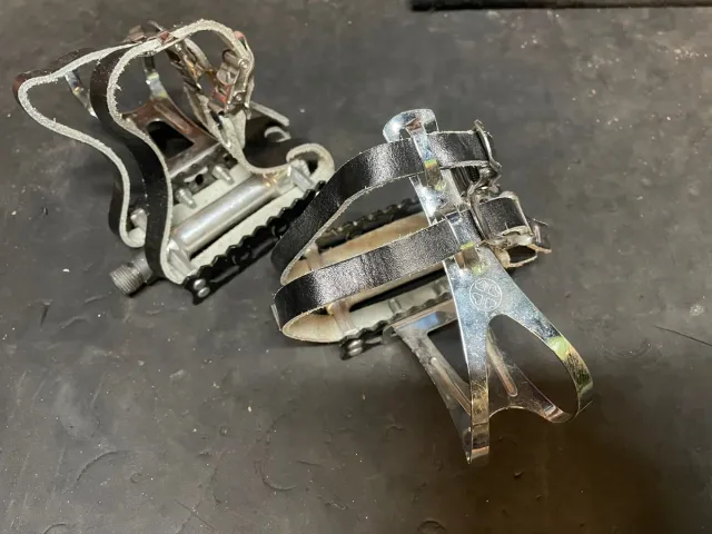 Pedales de pista con puntera y straps