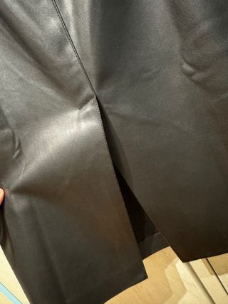 Falda efecto piel negra