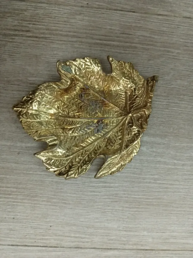 Cenicero de bronce vintage en forma de hoja