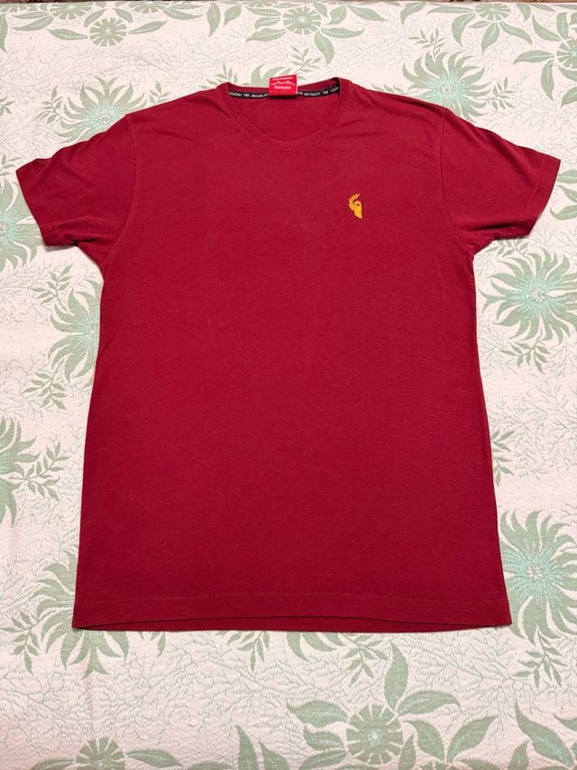 Camiseta roja con logo