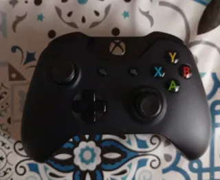 Xbox One con mando y juegos