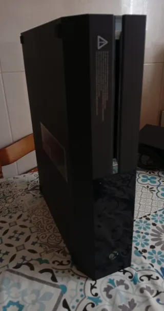 Xbox One con mando y juegos