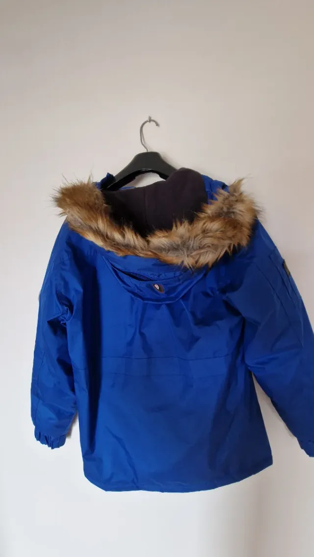 Cazadora Geographical Norway azul con capucha. 