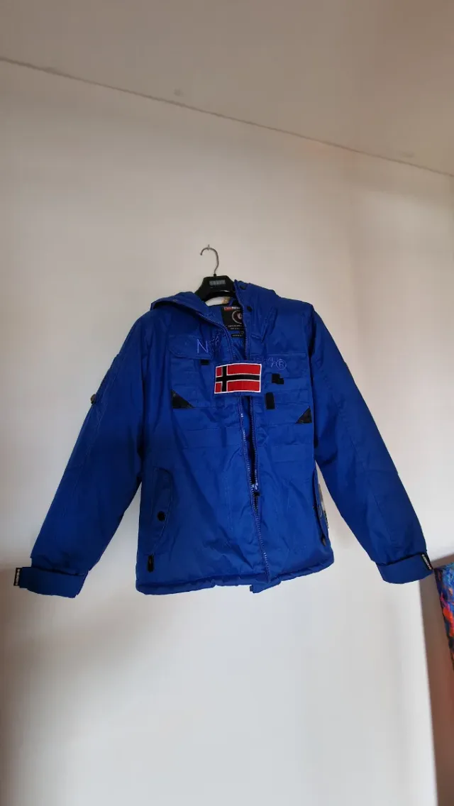 Cazadora Geographical Norway azul con capucha. 