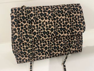 Bolso de mano con cadena estampado leopardo