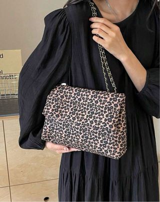 Bolso de mano con cadena estampado leopardo