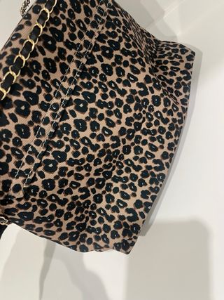 Bolso de mano con cadena estampado leopardo