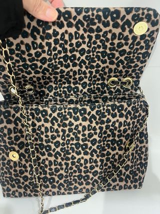 Bolso de mano con cadena estampado leopardo