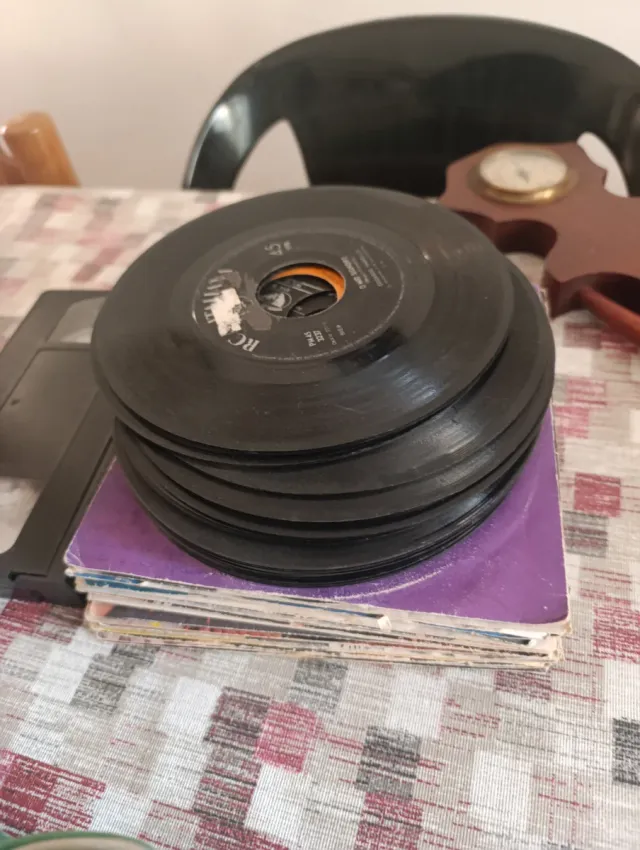 19 dischi 45 giri vinile con custodia