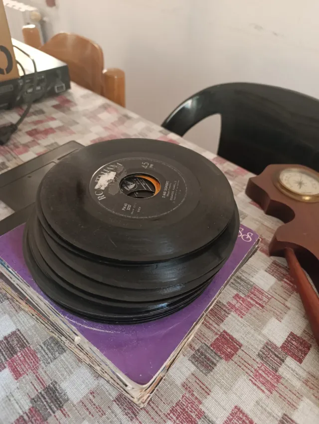 19 dischi 45 giri vinile con custodia