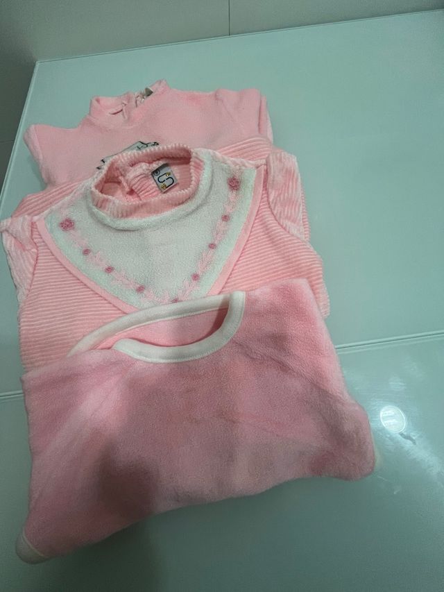 2 Pijamas niña T 6m y babero con mangas y bolsillo