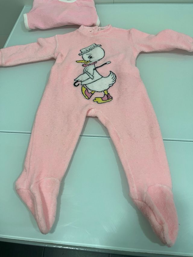 2 Pijamas niña T 6m y babero con mangas y bolsillo
