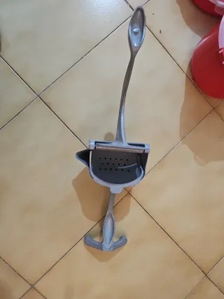 Spremiagrumi in metallo grigio