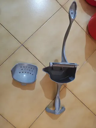 Spremiagrumi in metallo grigio