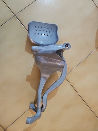 Spremiagrumi in metallo grigio