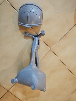 Spremiagrumi in metallo grigio