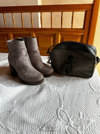 Botines grises con plataforma y bolso