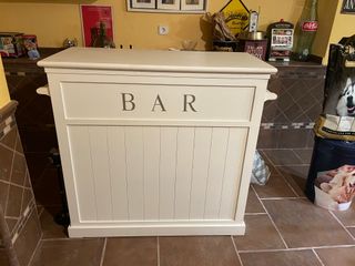 Barra del bar bianca con lettere BAR