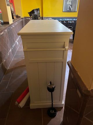 Barra del bar bianca con lettere BAR