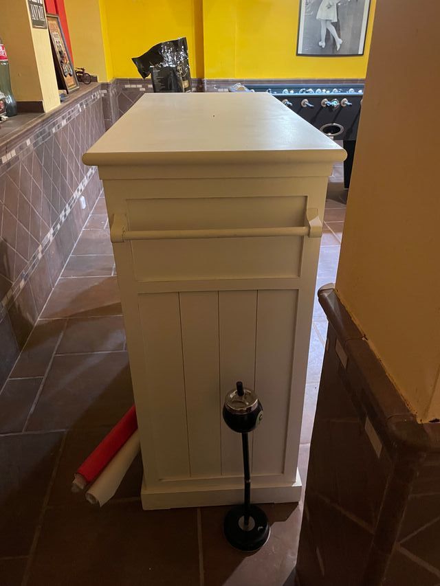 Barra del bar bianca con lettere BAR