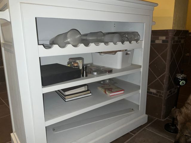 Barra del bar bianca con lettere BAR