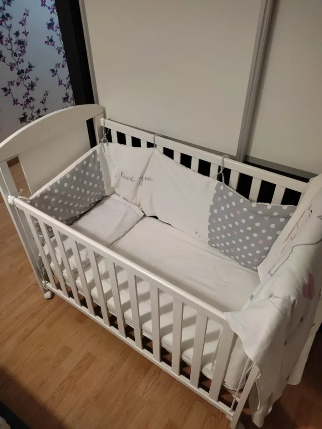 Cuna con colchón, chichonera y edredón