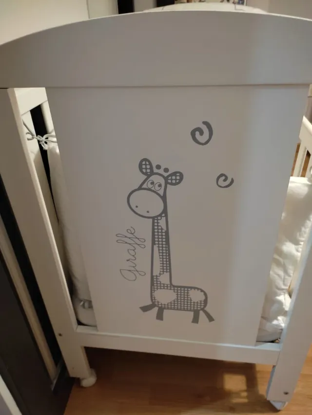 Cuna con colchón, chichonera y edredón