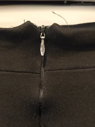 Falda negra elástica midi con volante