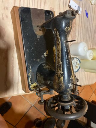 Máquina de coser antigua decorada