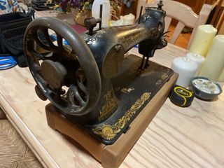 Máquina de coser antigua decorada