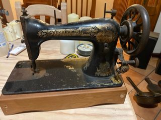 Máquina de coser antigua decorada