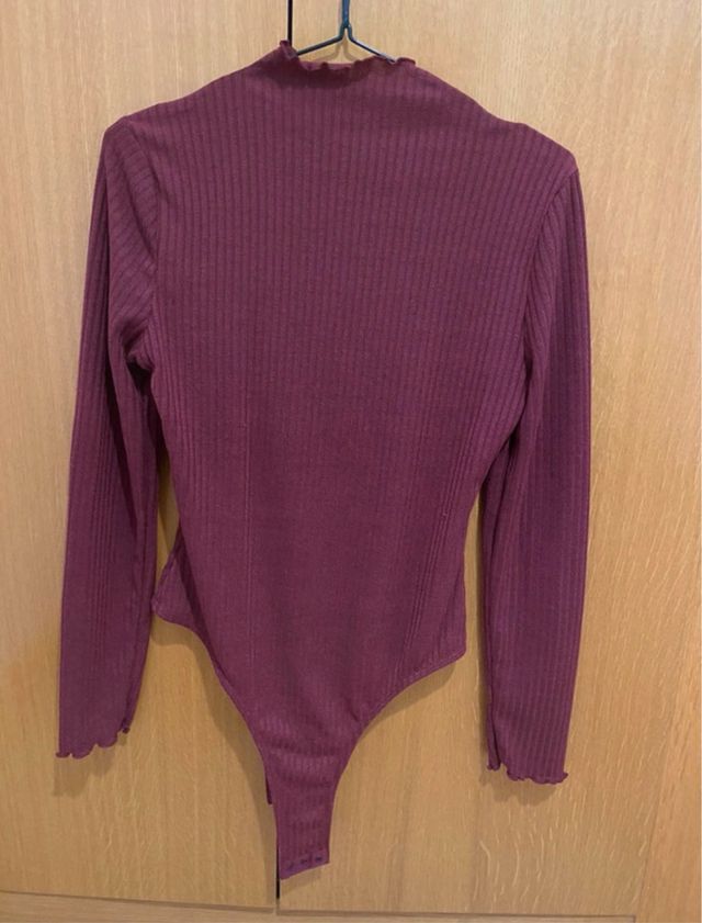 Body canalé cuello alto burdeos manga larga