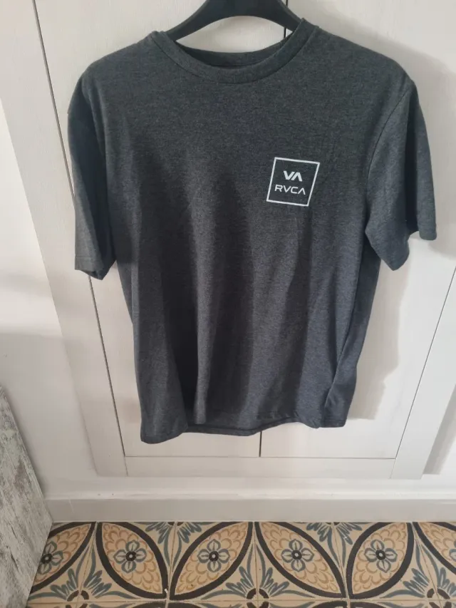 Camiseta RVCA gris manga corta