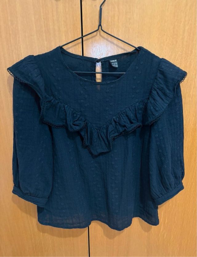 Blusa negra con volantes manga 3/4