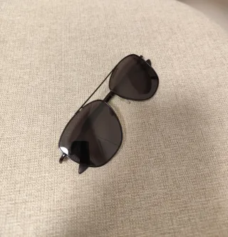 Gafas de sol Hawkers negras forma aviador.