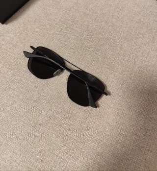 Gafas de sol Hawkers negras forma aviador.