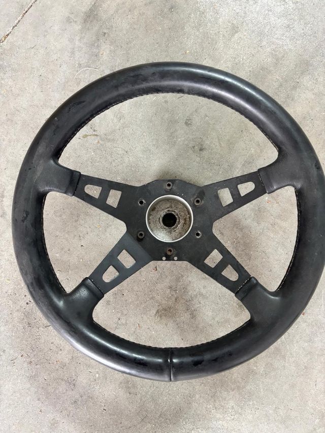 Volante deportivo con piña