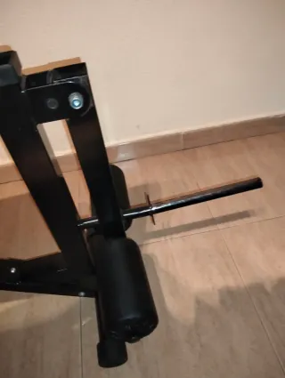 Banco de pesas y ejercicio negro