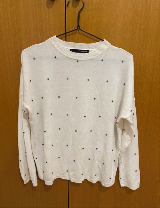 Jersey blanco roto tachuelas