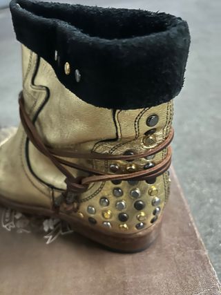 Botas doradas con tachuelas