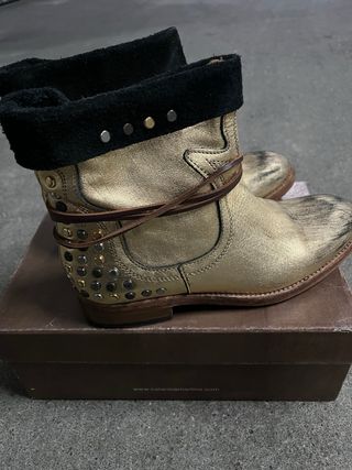 Botas doradas con tachuelas