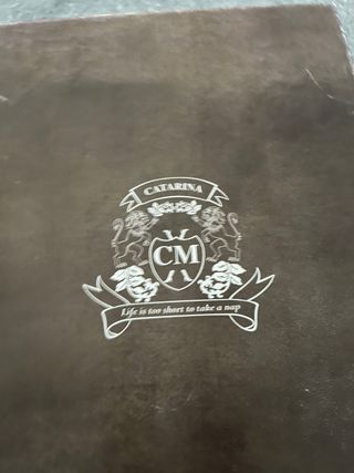 Botas doradas con tachuelas