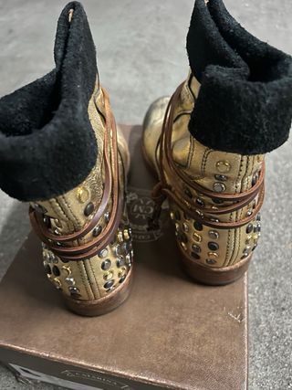 Botas doradas con tachuelas