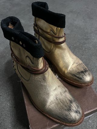 Botas doradas con tachuelas