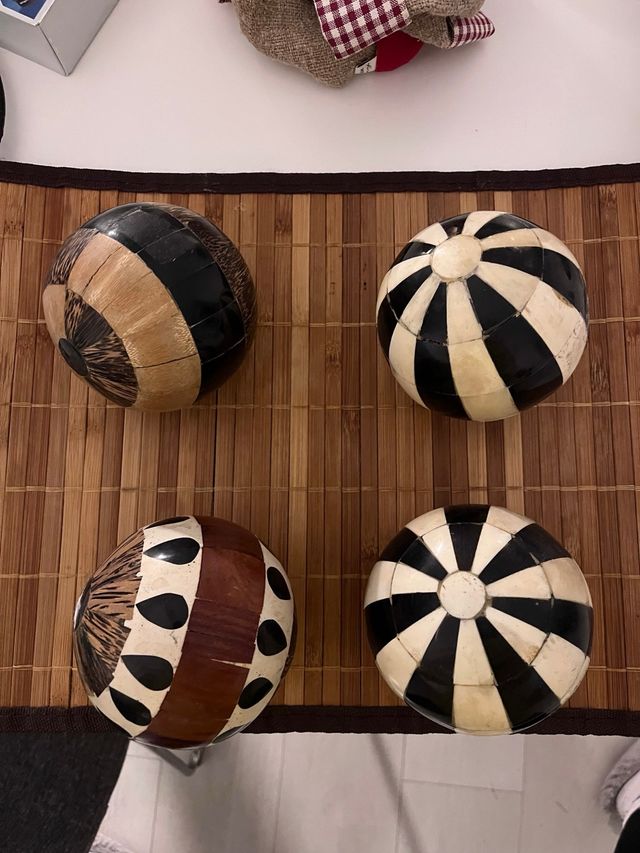 Bolas decorativas de bambú y madera