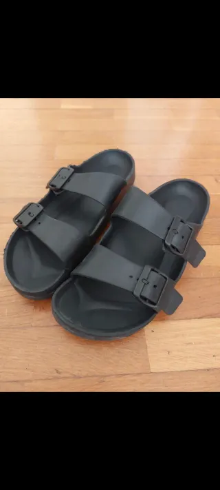 Sandalias negras con hebillas