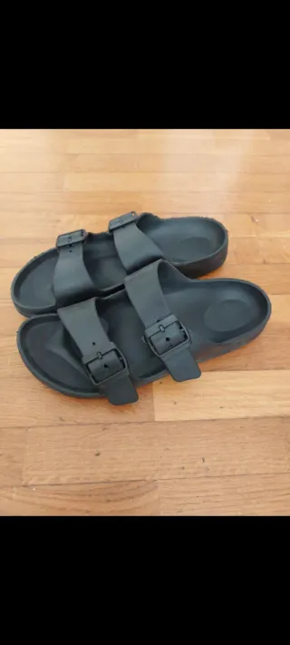 Sandalias negras con hebillas