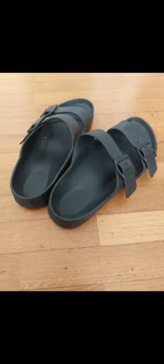 Sandalias negras con hebillas