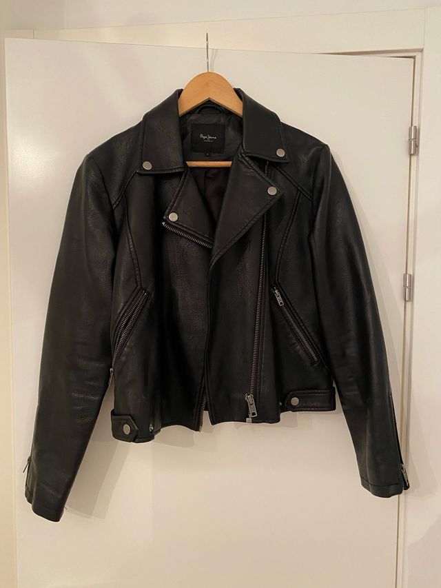 Chaqueta Pepe Jeans Negra, tiene defecto (foto)